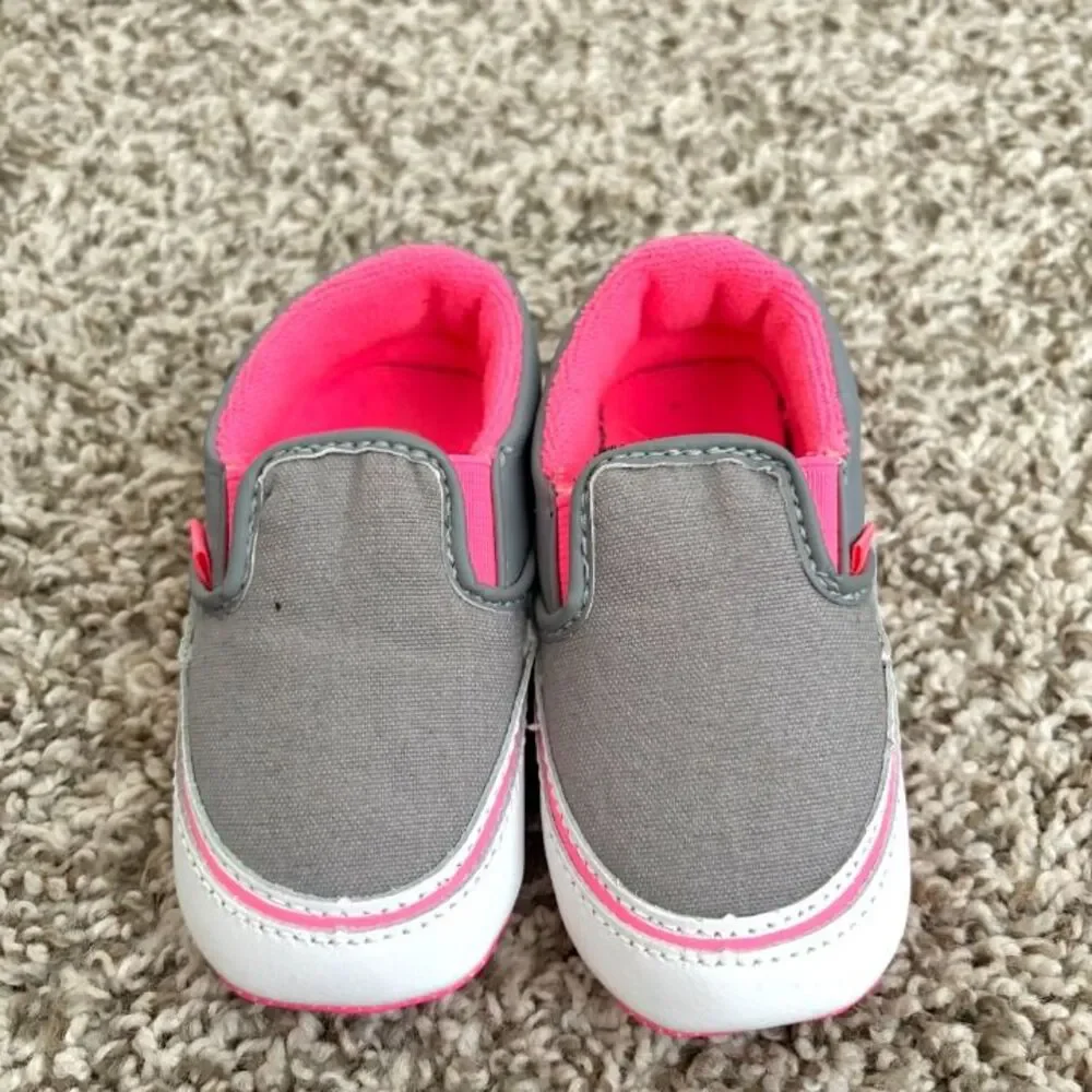 Size 4 / Baby Girl Vans Crib Shoes